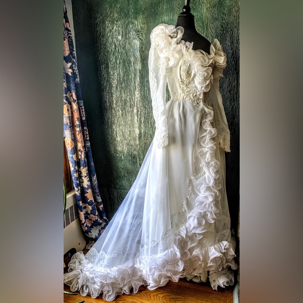 Elegant Vintage White Lace Wedding Dress with stunning train